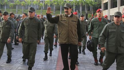 Nicolas Maduro entouré de militaires, le 2 mai 2019 à Caracas (Venezuela). (JHONN ZERPA / PRESIDENCY / AFP)