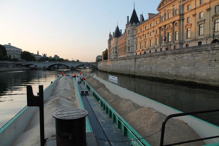 &nbsp; (Il fait à peine jour et déjà un bateau, "le Marsoin", vogue sur la Seine. Il pousse deux barges, des embarcations à fond plat sans moteur. Et dessus, des montagnes de sable extraits des carrières de Normandie © Radio France / Camille André)