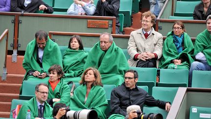 Des spectateurs frigorifi&eacute;s sur le court central &agrave; Roland-Garros (Paris), le 4 juin 2012. (PHILIPPE LECOEUR / IPE PRESS / MAXPPP)