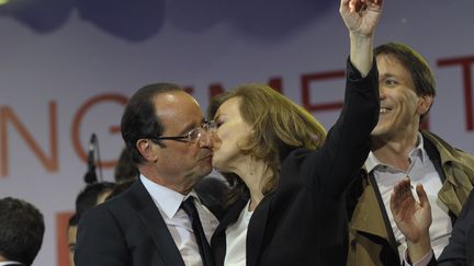 Le nouveau pr&eacute;sident de la R&eacute;publique Fran&ccedil;ois Hollande (G) embrasse sa compagne Val&eacute;rie Treirweiler sur la sc&egrave;ne place de la Bastille &agrave; Paris, le 6 mai 2012.&nbsp;Plus d'images de la soir&eacute;e &eacute;lectorale ici. (PHILIPPE WOJAZER / REUTERS)