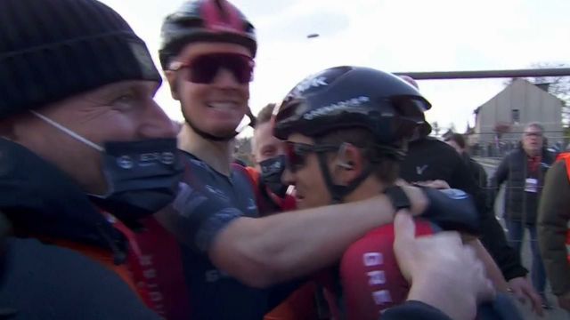 Que c'est cruel pour Benoît Cosnefroy ! Alors que le Français était annoncé vainqueur dans un premier temps, c'est finalement Michal Kwiatkowski qui s'impose grâce à la photo finish. Terrible ascenseur émotionnel pour le coureur d'AG2R Citroën.