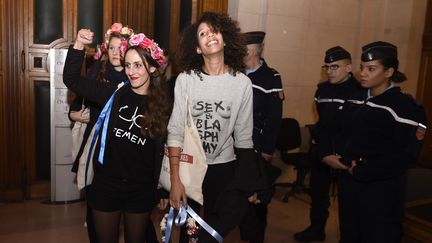 Elvire Duvelle-Charles (troisi&egrave;me en partant de la gauche) et d'autres membres des Femen, au palais de justice de Paris, le 29 octobre 2015. (DOMINIQUE FAGET / AFP)