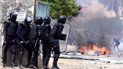 Le gouvernement espère la fin de la grève dans les universités après la décision du président Macky Sall de limoger le 19 mai deux responsables de l’Université Gaston Berger à Saint-Louis.  Les étudiants sont en grève depuis la mort d'un des leurs, le 15 mai dernier, dans des affrontements avec les gendarmes à Saint-Louis.  Il n’est pas sûr que l’appel du gouvernement soit entendu car les étudiants entendent continuer leur mouvement.  La colère des jeunes provient notamment de retards dans le paiement des bourses. La mort de Mouhamadou Fallou Sène, 25 ans, marié et père d'un garçon, a suscité une grande émotion dans le pays. Les deux derniers cas d'étudiants tués au Sénégal dans des confrontations avec les forces de l'ordre remontent à 2001 et 2014, à l'Université Cheikh Anta Diop de Dakar.  (SEYLLOU / AFP)