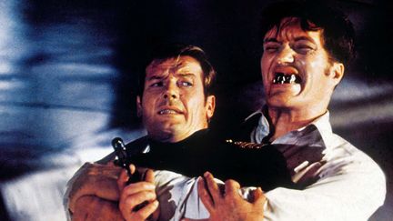  (Roger Moore (à Gauche) et Richard Kiel (à droite), dans "L'espion qui m'aimait" © Moviestore Collection //REX/SIPA)