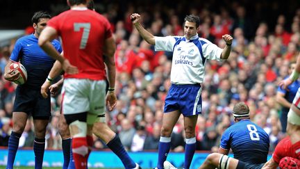 Le rugbyman fran&ccedil;ais Imanol Harinordoquy, impuissant face aux Gallois, le 17 mars 2012. (FRANCK FIFE / AFP)