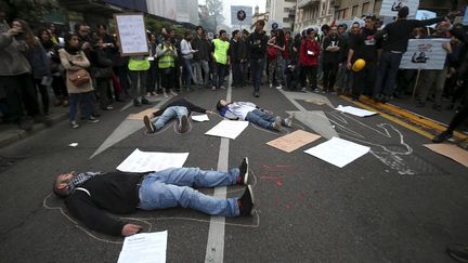 Certains manifestants se sont allong&eacute;s dans la rue en hommage &agrave; Klodian Elezi, 21 ans, un ouvrier mort sur le chantier de l'Expo universelle. (STEFANO RELLANDINI / REUTERS)