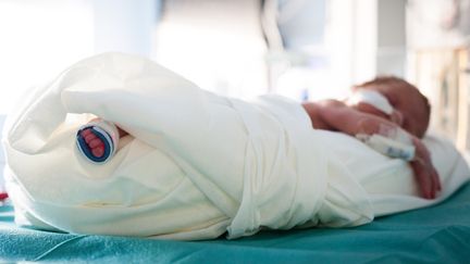 Un bébé prématuré dormant dans un incubateur dans le service de néonatologie de l'hôpital d'Aix-en-Provence, le 6 octobre 2018. (CALMETTES / BSIP / AFP)