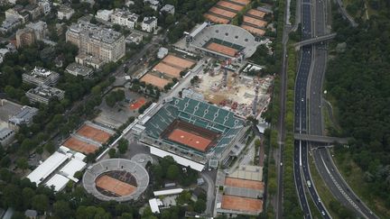 Une vue aérienne des courts de Roland-Garros et du&nbsp;jardin des Serres d'Auteuil, le 14 juillet 2016, à Paris. (THOMAS SAMSON / AFP)