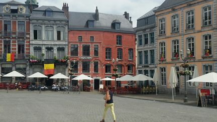 Les supporters belges se préparent à la demi-finale de Coupe du monde contre la France, comme ici à Mons, près de la frontière française. (PHILIPPE RANDÉ / RADIOFRANCE)