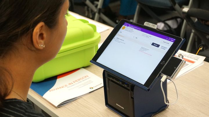 Une future assesseure s'entraîne à vérifier l'identité des électeurs sur le registre électronique, lors d'une formation à Lawrenceville, le 23 septembre 2024. (MARIE-VIOLETTE BERNARD / FRANCEINFO)