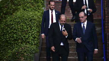 Jean Castex, le Premier ministre, et Eric Dupond-Moretti, ministre de la Justice, en visite au tribunal de Bobigny (Seine-Saint-Denis), mercredi 8 juillet 2020. (MARTIN BUREAU / AFP)