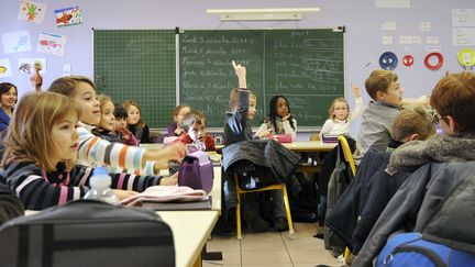 Des élèves de primaire en classe, le 5 décembre 2011 à Seclin (Nord). (PHILIPPE HUGUEN / AFP)