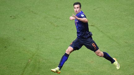 Le joueur n&eacute;erlandais&nbsp;Robin van Persie c&eacute;l&egrave;bre son but face &agrave; l'Espagne, &agrave; Rio de Janeiro (Br&eacute;sil), le 13 juin 2014. (DIMITAR DILKOFF / AFP)