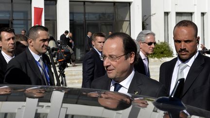 Fran&ccedil;ois Hollande quitte l'Assembl&eacute;e nationale constituante &agrave; Tunis (Tunisie) le 7 f&eacute;vrier 2014. (MIGUEL MEDINA / AFP)