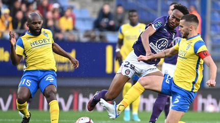 Les joueurs Aldo Kalulu (à gauche) et Gaëtan Weissback (à droite) aux couleurs du FC Sochaux lors d'un match contre Toulouse à Montbéliard, le 19 avril 2022. (SEBASTIEN BOZON / AFP)