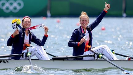 Claire Bové et&nbsp;Laura Tarantola ont remporté la médaille d'argent en aviron féminin double poids léger lors des Jeux olympiques de Tokyo, le 29 juillet 2021. (AGENCE KMSP / KMSP / AFP)