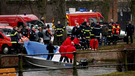 Les équipes de recherches avaient sondé la Deûle, à Lille, pour retrouver les corps des disparus en 2011. (EDOUARD BRIDE / MAXPPP)