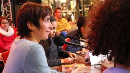 Carole Trébor, auteure jeunesse, est venue parler de sa passion et de ses livres à de jeunes lecteurs, élèves en sixième, à l'occasion d'une émission franceinfo junior enregistrée depuis le Salon du livre jeunesse à Montreuil (Seine-Saint-Denis). (FRANCEINFO JUNIOR / RADIO FRANCE)