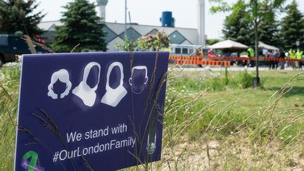 Un signe en soutien aux 4&nbsp;membres d'une famille musulmane tués&nbsp;à London, Ontario (Canada), lors d'un rassemblement le 12 juin 2021. (JOHN DENSKY / ANADOLU AGENCY / AFP)