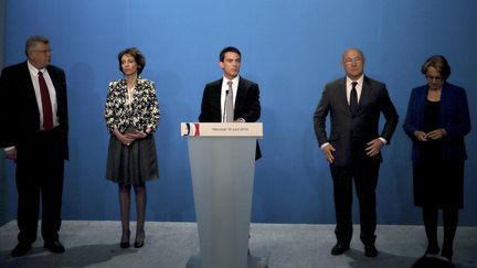 Le Premier ministre, Manuel Valls, entour&eacute; de ministres,&nbsp;mercredi 16 avril 2014,&nbsp;&agrave; Paris, lors de la pr&eacute;sentation du plan d'&eacute;comies de la France. (PHILIPPE WOJAZER / POOL / AFP)