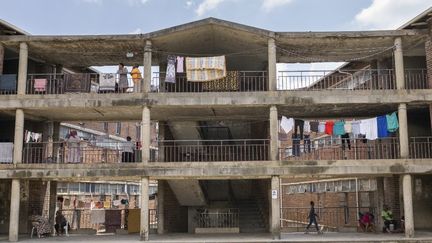 Les "hostels" ont été conçus au départ par les Blancs sous le régime de l'apartheid pour mettre à disposition une réserve de main-d’œuvre noire, souvent employée dans les mines et cantonnée à la périphérie des villes. La mixité y a été prohibée pour empêcher les travailleurs d'y amener leur famille. (GUILLEM SARTORIO / AFP)