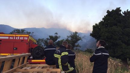 Deux Canadair en intervention sur l'incendie d'Ogliastro dans le Cap Corse, vendredi 11 août 2017. (Haute-Corse). (A.BOUZIRI / FTVIASTELLA)