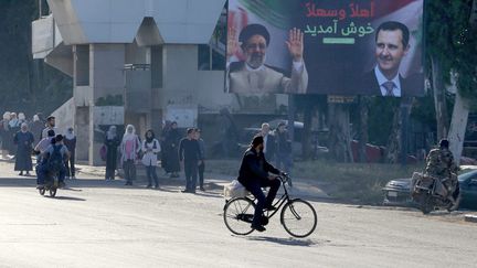 Un panneau montrant le président iranien, Ibrahim Raisi et le président Syrien, Bachar al-Assad, à Damas (Syrie), le 3 mai 2023. (LOUAI BESHARA / AFP)