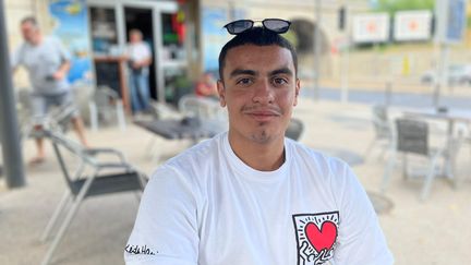 Hannil Ghilas, jeune auteur, interprète et réalisateur de 18 ans,&nbsp;originaire du quartier La Castellane à Marseille. (MANON MELLA / FRANCEINFO)