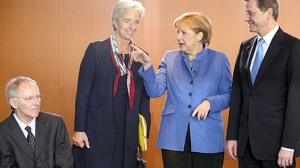 La ministre française de l'Economie Christine Lagarde mercredi aux côtés de membres du gouvernement allemand. (AFP)