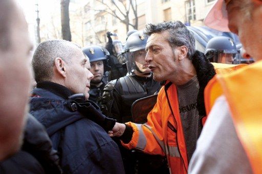 Le syndicaliste CFDT Edouard Martin devant le QG de campagne de Nicolas Sarkozy le 15 mars (THOMAS SAMSON / AFP)