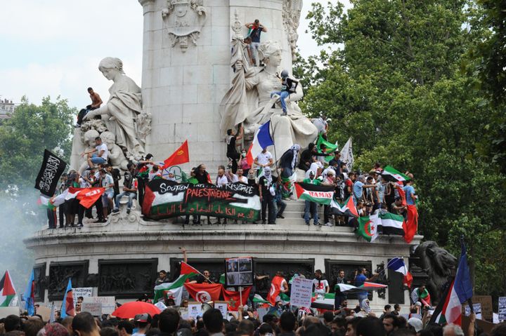 &nbsp; (Des manifestants pro-Gaza place de la République avec des drapeaux français, palestiniens, de divers pays arabes et le drapeau noir qui a provoqué la polémique. © RF Nathanaël Charbonnier)