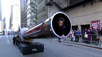 Ben Stiller fait le boulet dans une rue de New York pour le "Late Show" de David Letterman, le 23 mars 2015.
 (CBS)