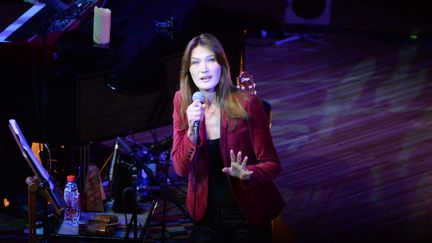 Carla Bruni-Sarkozy, le 2 juin 2014, lors d'un concert &agrave; Moscou. (VASILY MAXIMOV / AFP)