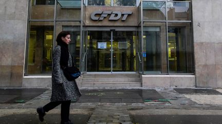 Une femme marche devant le siège de la CFDT à Paris le 6 décembre 2018. (- / AFP)