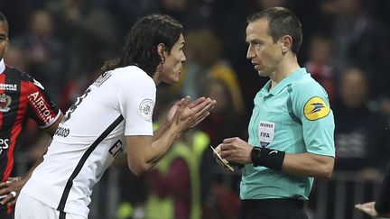 Le joueur parisien Edinson Cavani parle à l'arbitre le 30 avril 2017 à Nice.&nbsp; (VALERY HACHE / AFP)