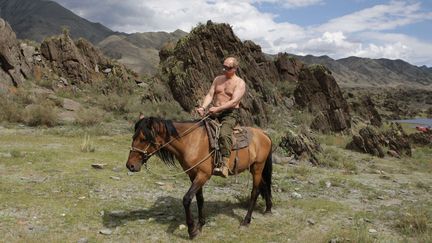 Vladimir Poutine sur un cheval, le 3 août 2009, dans les montagnes sibériennes. (ALEXEI DRUZHININ / SIPA)