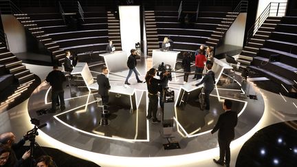 Plateau de TF1 où se déroulera le premier débat télévisé, le 20 mars 2017, entre les cinq principaux candidats à l'élection présidentielle. (MAXPPP)