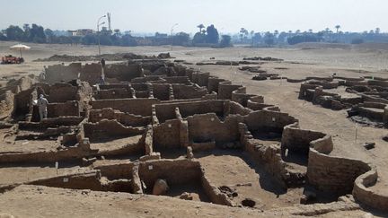 Photo, publiée le 8 avril 2021, des ruines de la cité antique égyptienne mise au jour près de Louxor (MINISTERE EGYPTIEN DES ANTIQUITES / AFP)