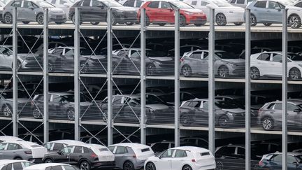 Des voitures neuves sur le parking de l'usine Volkswagen à&nbsp;Zwickau (Allemagne). (GETTYIMAGES)