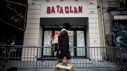 Un homme passe devant le Bataclan, le 1er novembre 2016. (PHILIPPE LOPEZ / AFP)