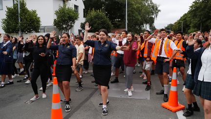 Des étudiants réalisent un haka, une danse chantée traditionnelle des îles Pacifique sud, devant la mosquée Al-Noor, en hommage aux victimes de l'attentat contre deux mosquées à Christchurch (Nouvelle-Zélande),&nbsp;le 18 mars 2019.&nbsp; (JORGE SILVA / REUTERS)