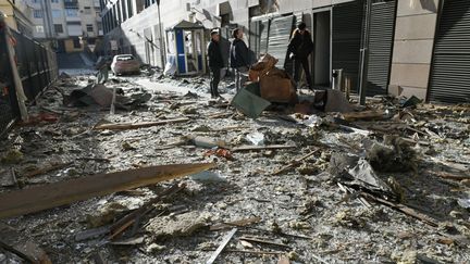 Dans une rue de Donetsk, dans l'est de l'Ukraine, après une frappe russe, le 1er janvier 2024. (AFP)