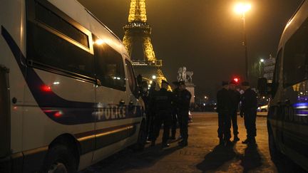 Des policiers devant la&nbsp;tour Eiffel, le 1er janvier 2017. (MARTIN BERTRAND / AFP)