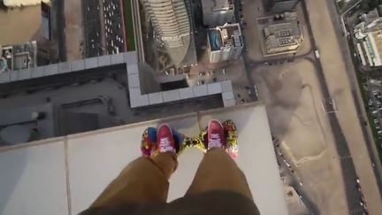 Oleg Cricket a publié, le 12 avril 2016 sur instagram, une vidéo de lui faisant de l'hoverboard en haut d'une tour de Dubaï. (OLEGCRICKET / INTAGRAM)