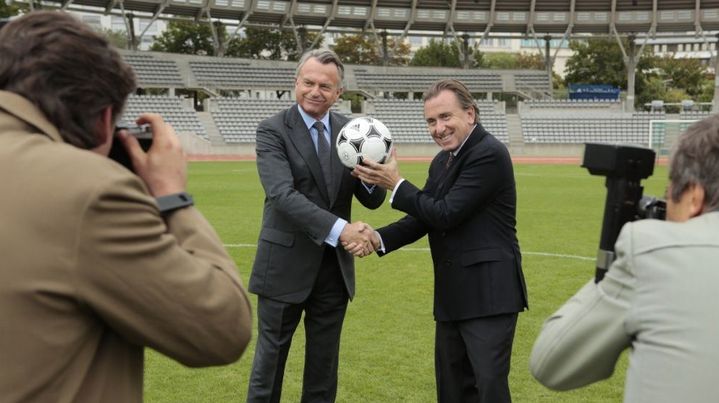 Joao Havelange (&agrave; gauche) et Sepp Blatter (&agrave; droite), respectivement interpr&eacute;t&eacute;s par Sam Neill et Tim Roth dans "United Passions". (TF1 DISTRIBUTION)