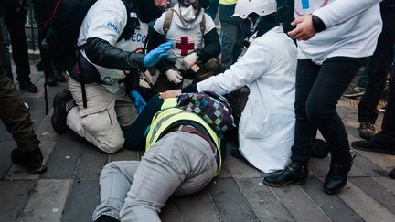 Un manifestant "gilet jaune" blessé, le 2 février 2019 à Paris. (KARINE PIERRE / HANS LUCAS / AFP)