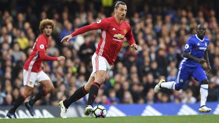 Zlatan Ibrahimovic (au premier plan en rouge) et N'Golo Kanté (au fond en bleu) lors de la victoire de Chelsea face à Manchester United (4-0) sur la pelouse de Stamford Bridge le 23 octobre 2016. (BEN STANSALL / AFP)