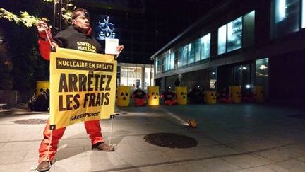 Des militants de Greenpeace bloquent le siège d'EDF à Paris, le 14 décembre. (Communiqué Greenpeace)