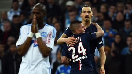 Marco Verrati f&eacute;licite son &eacute;quipier Zlatan Ibrahimovic apr&egrave;s avoir marqu&eacute; un but contre l'Olympique de Marseille, lors d'un match de Ligue 1, &agrave; Marseille, le 5 avril 2015. (ANNE-CHRISTINE POUJOULAT / AFP)