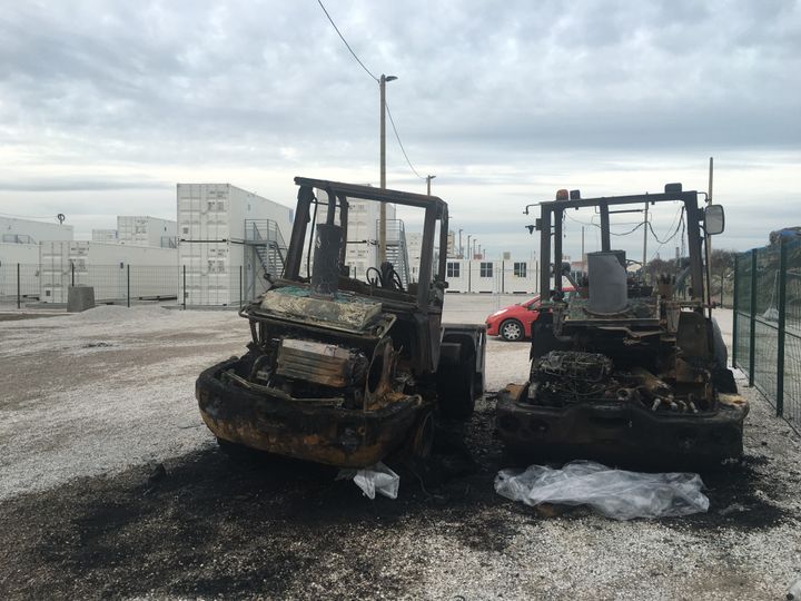 Deux engins de chantier ont brûlé, dans la nuit du 15 au 16 janvier 2016, sans doute pour protester contre l'installation des conteneurs dans la "jungle". (F. MAGNENOU / FRANCETV INFO)